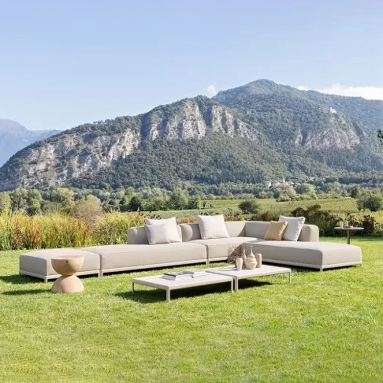 loungeset-in-berglandschap