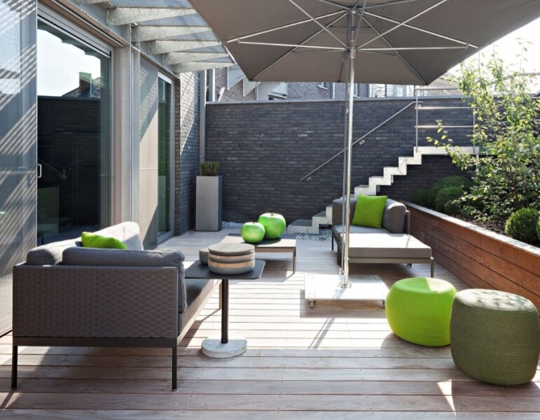 gevlochten-tuinset-onder-parasol-grijs-groen
