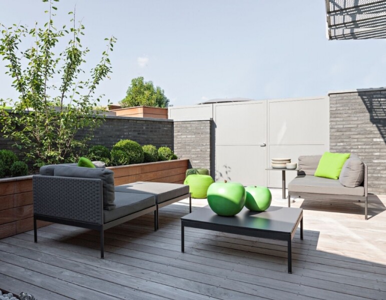 gevlochten-tuinset-in-zon-grijs-groen