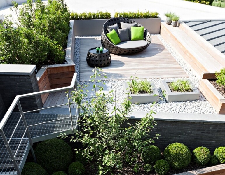 gevlochten-tuinzetel-in-zon-grijs-groen