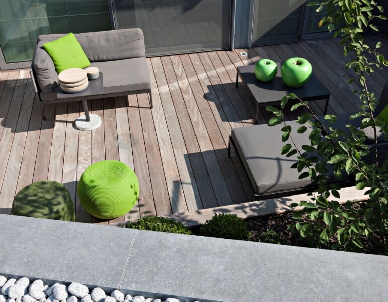 gevlochten-loungeset-in-zon-bovenaanzicht-grijs-groen