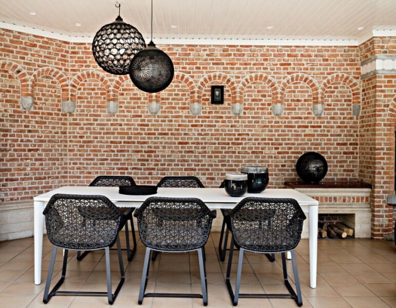 eettafel-met-potten-onder-overkapping