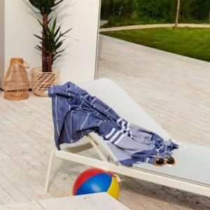 serviette sur la chaise