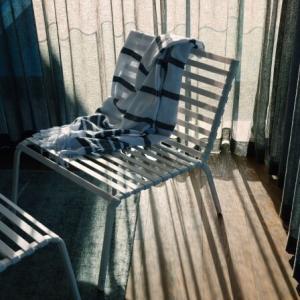 serviette sur la chaise