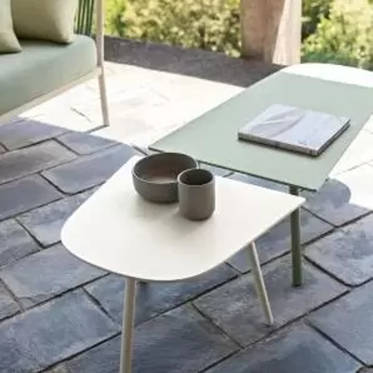 tables d'appoint en mosaïque blanche et verte sur sol en pierre