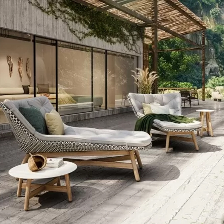 Chaises longues au bord de l'eau sur plateforme en bois | dedon