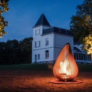 mégot de feu en forme de goutte d'eau pour le soir du château