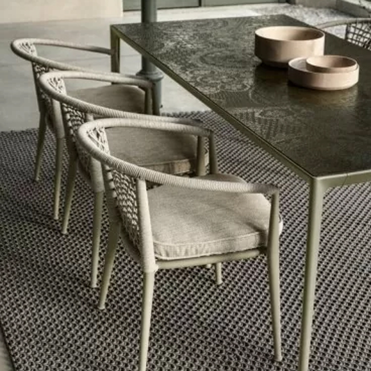 chaises beiges avec tables sur tapis sombre gros plan