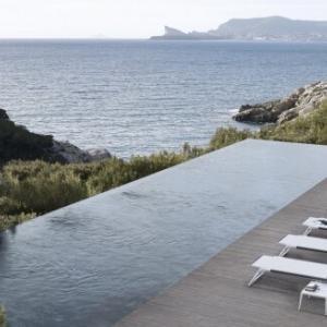 mirto 4 transats blancs au bord de la piscine | photo vue plongeante