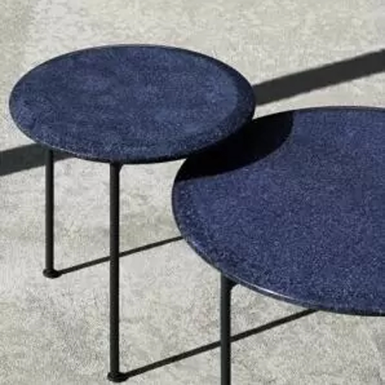 Galerie extérieure petite table Borea en céramique A041 sur socle en pierre vue en plan incliné