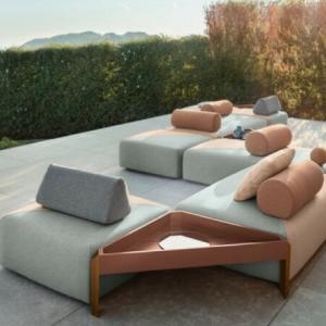 brixx chaises longues en tissu bleu rose sur sol carrelé vue en angle