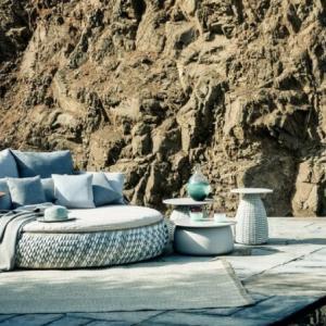 chaise longue dala avec petites tables bleu clair vue de côté