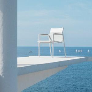 chaise longue dean blanche sur surface blanche au-dessus de la mer