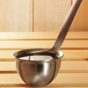 louche de sauna en métal gros plan