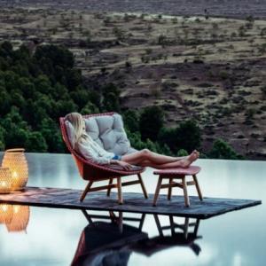 femme dans une chaise longue mbrace orange avec coussin beige