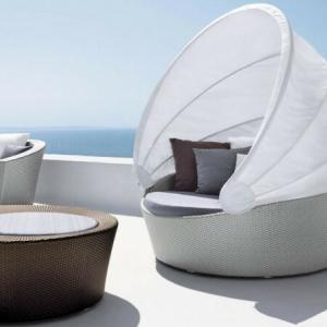 chaise longue blanche en orbite avec toit solaire vue latérale