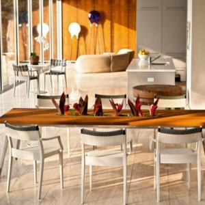 jouer table à manger blanche surface brune vue de face