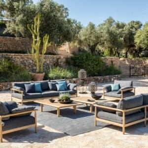 Ensemble de salon en tissu gris tibbo dans un jardin arboré