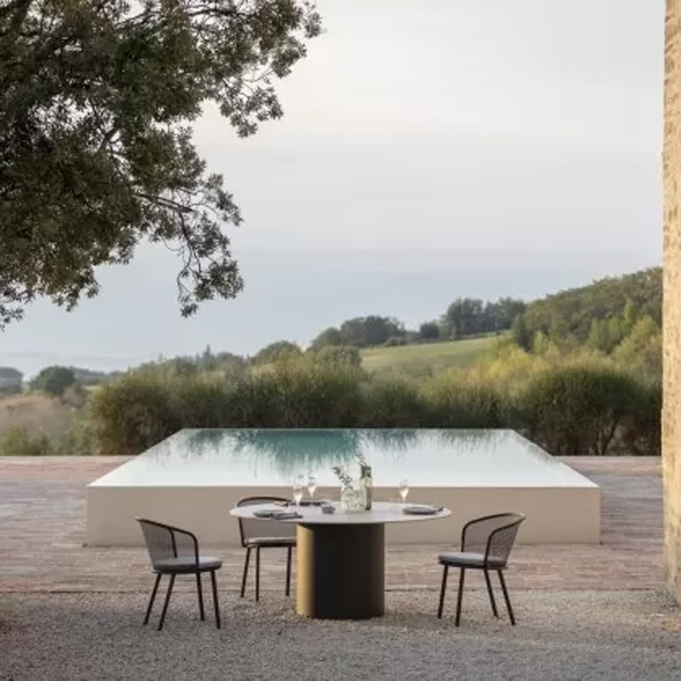 table branta avec chaises beige au bord de la piscine dans un paysage de montagne 2