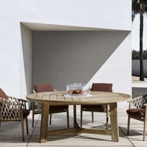 b&b italia ginestra table de jardin chaises tressées bordeaux le long d'un mur blanc vue latérale