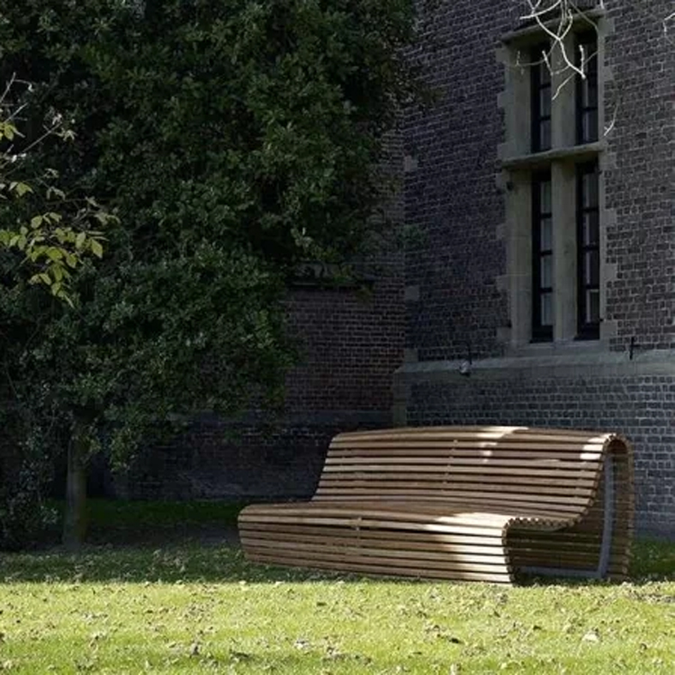 b&b italia titikaka banc en bois le long d'un mur et arbre à l'ombre