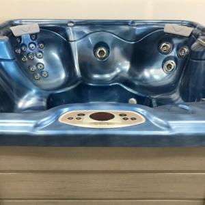 tiger river caspian bruin blauwe jacuzzi closeup