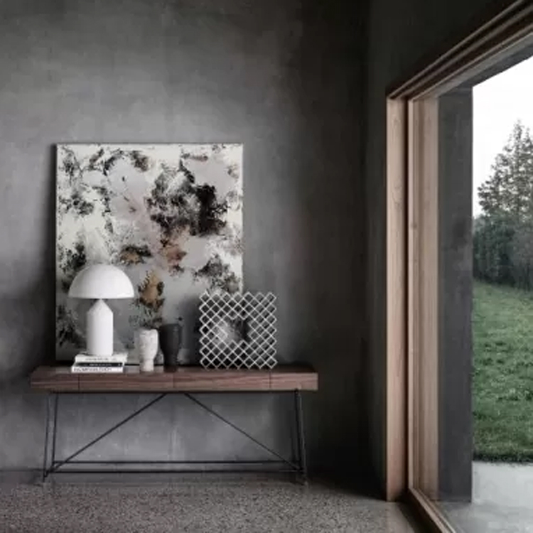 table deco anyday vue de face sur un mur sombre avec fenêtre
