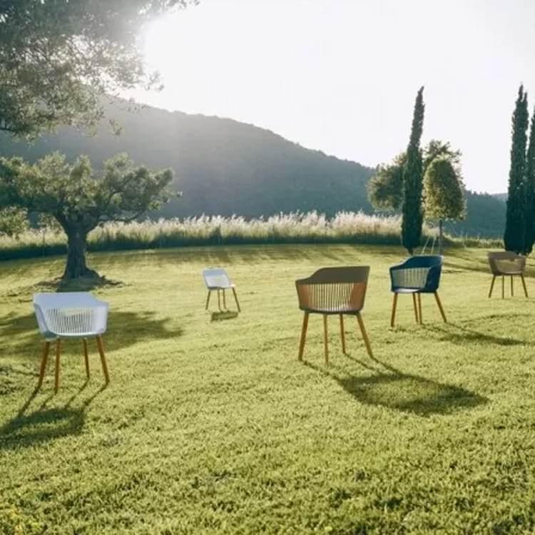chaises longues dedon aiir de différentes couleurs sur une pelouse de paysage de montagne