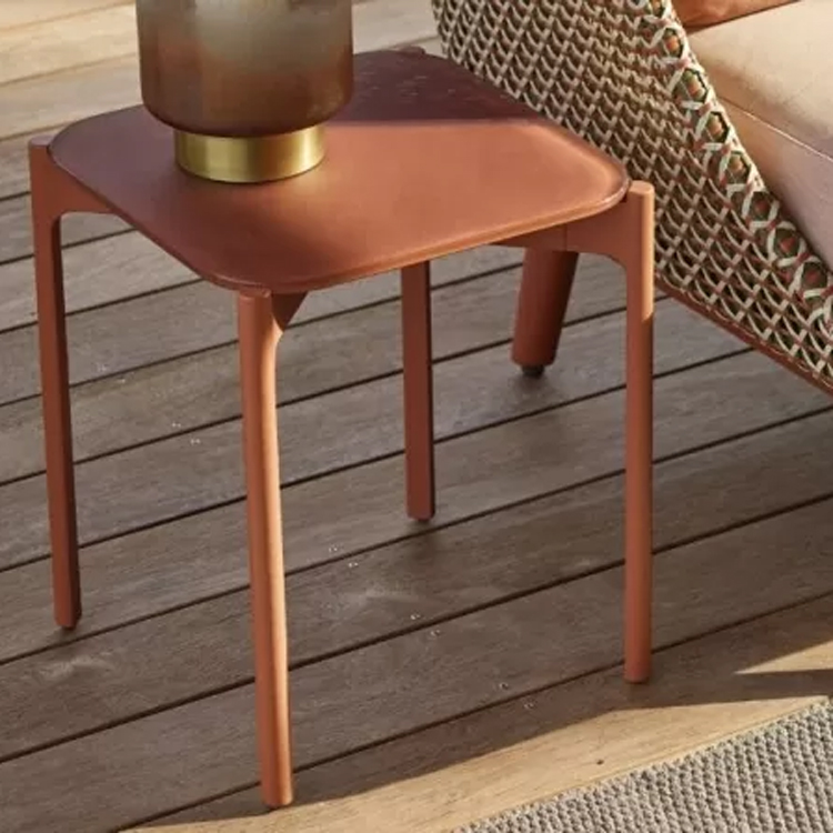 dedon izon table d'appoint orange gros plan sur un sol en bois