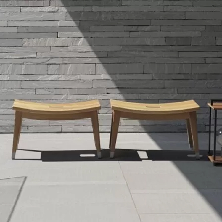 flexform outdoor lotus bancs en bois blanc le long d'un mur en pierre grise