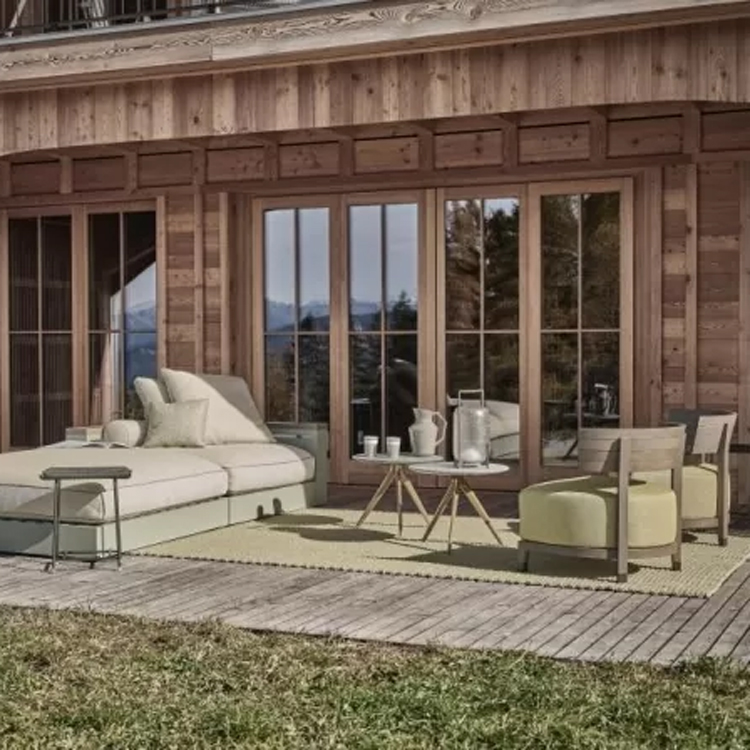 flexform freeport groene loungeset schuin langs een houten huis