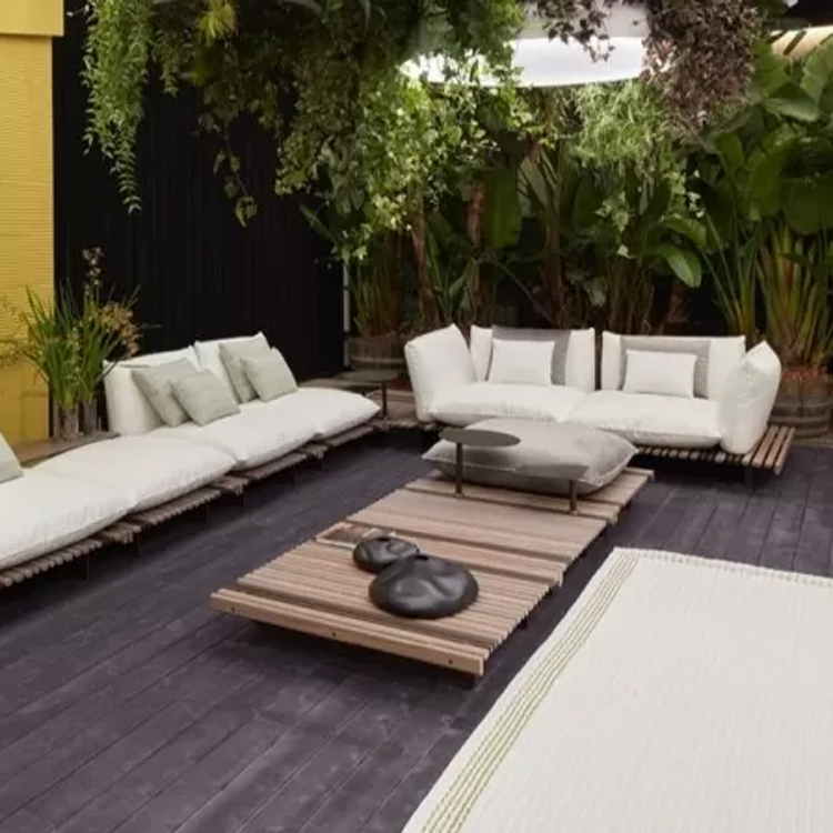 loungeset beige op houten onderstel in tuinomgeving