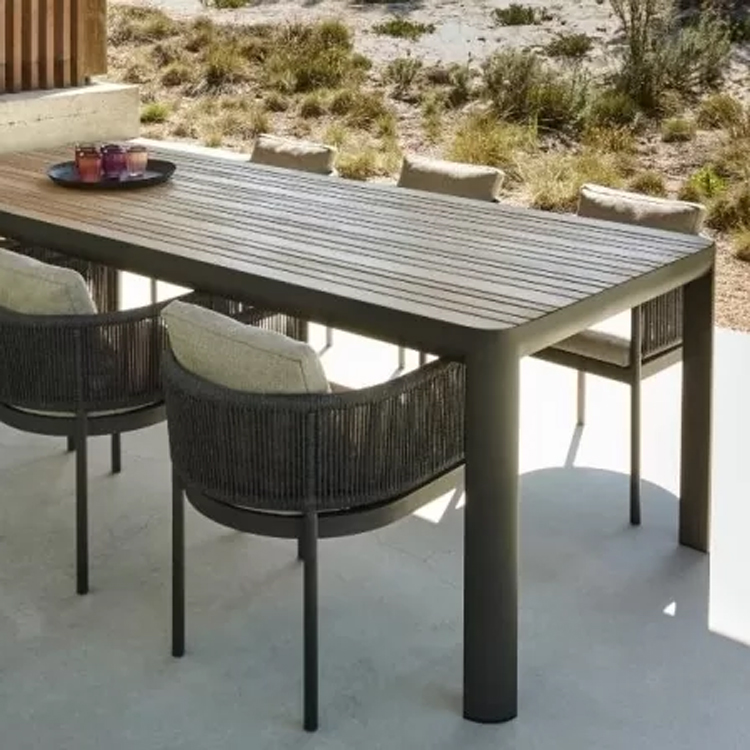 chaises de jardin autour de la table de jardin