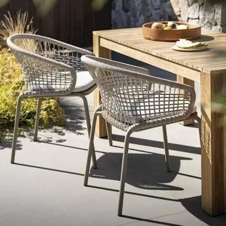 tuinstoelen bij tafel
