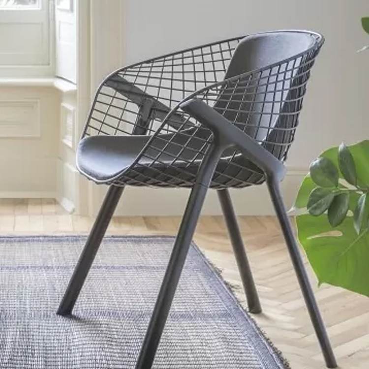 chaise grise avec table en bois sur tapis gris