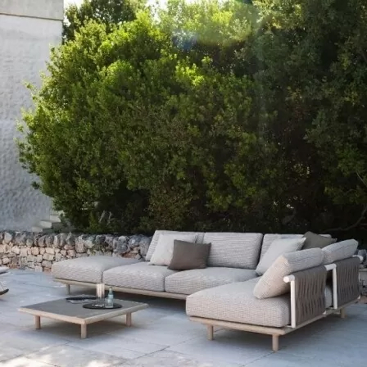 roda eden beige loungeset langs een grote boom en stenen muur zijaanzicht