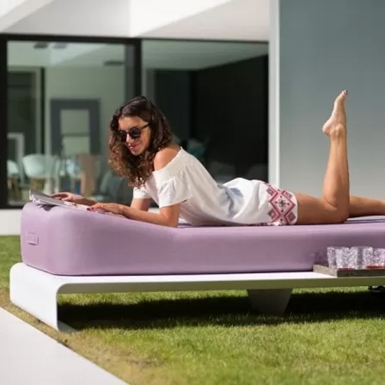 femme lit sur une chaise longue mr bleu ciel lucille violet sur l'herbe le long de la maison