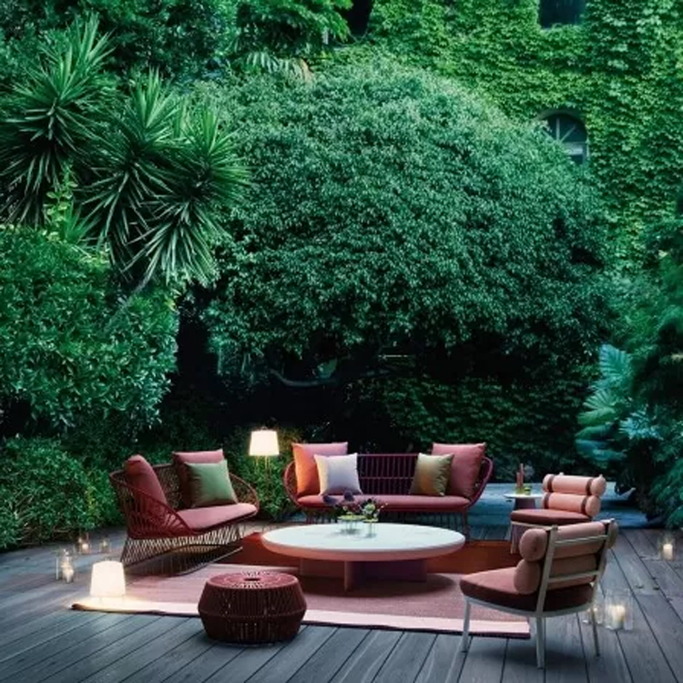 stoelen en bankjes in tuin