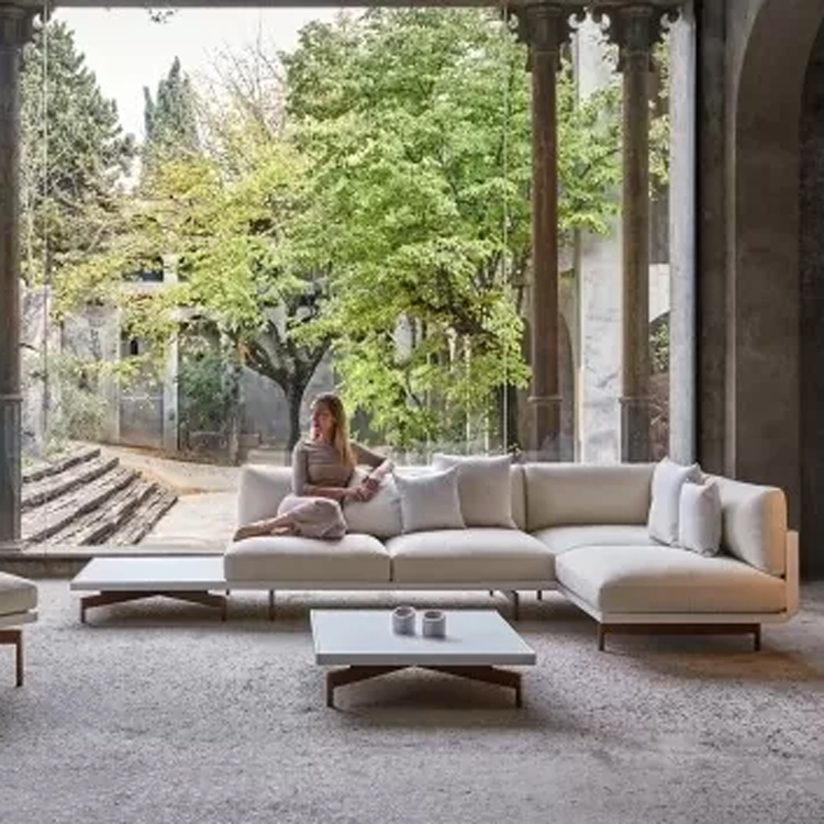 vrouw zit op een lichte loungeset | collection header image