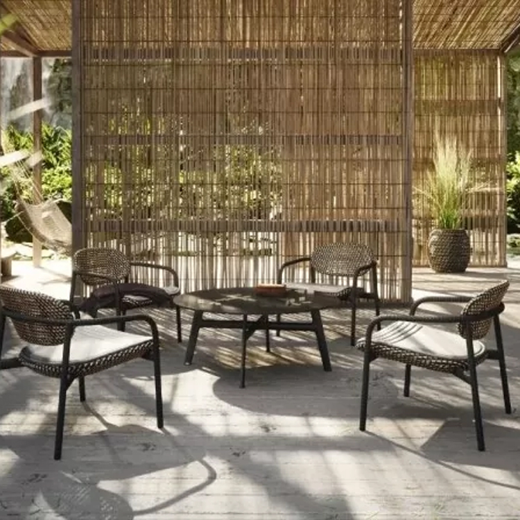4 chaises autour de la table
