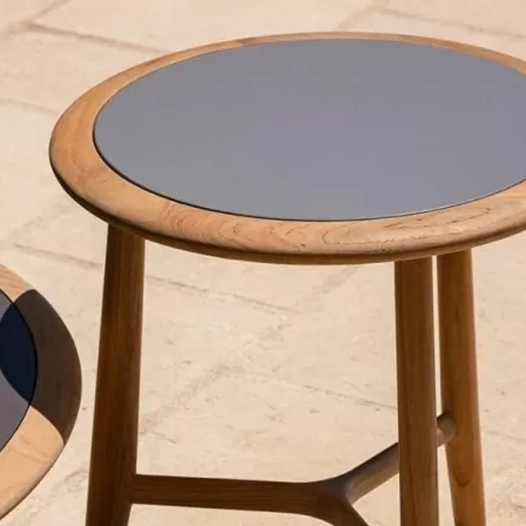 table en bois avec centre en pierre