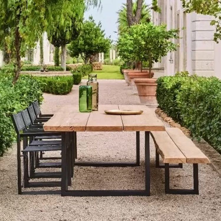Banque de la nature vue latérale brune avec arbres et arbustes autour et sur des galets