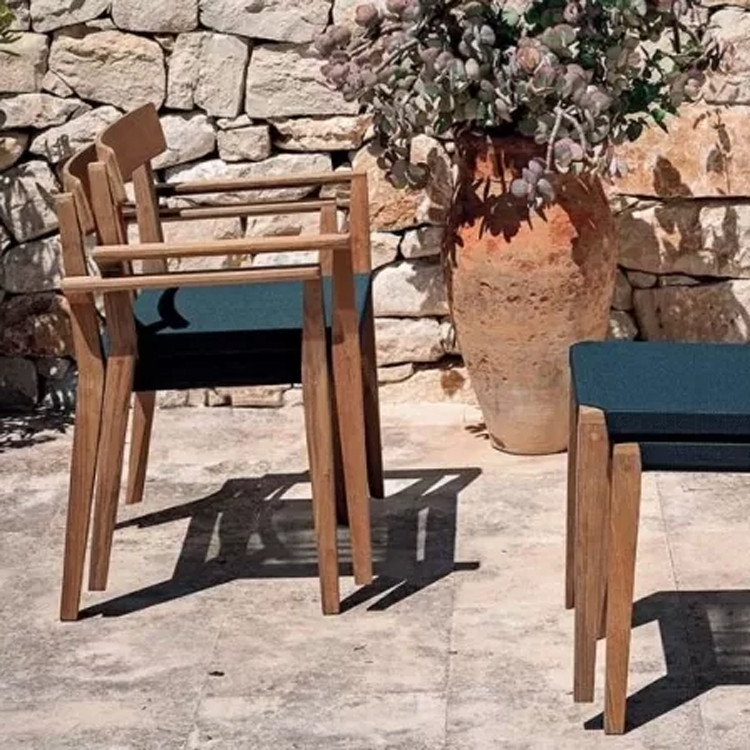 roda teka garden chair brown blue no3 sur sol carrelé le long d'un mur en pierre