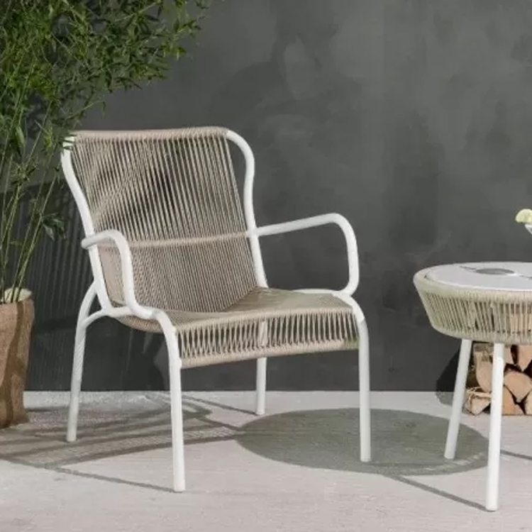 witte tuinstoel met tafeltje