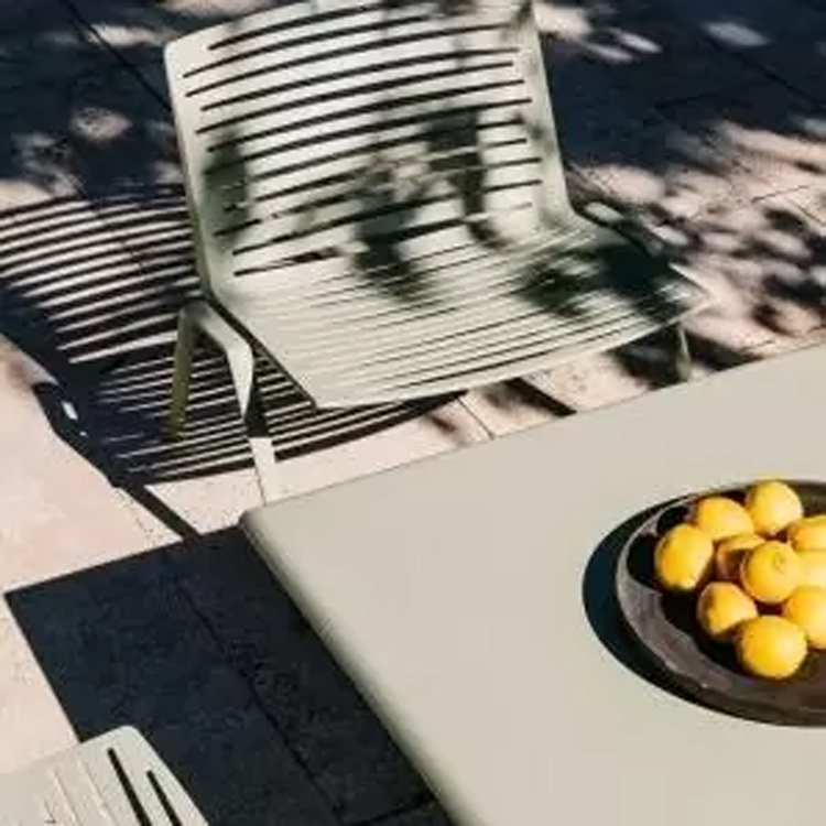 loungechair pastelgroen zonder kussen schuin bovenaanzicht