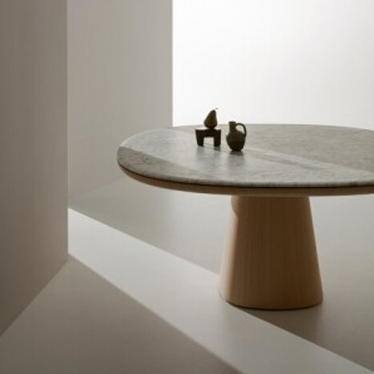 b&b italia table allure bois avec marbre blanc vue de face dans une chambre blanche avec mur blanc