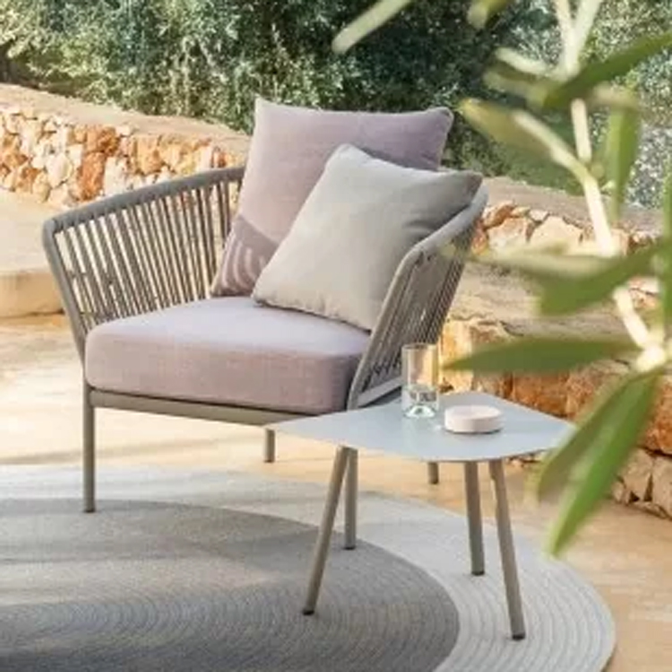 pastel loungestoel met tafeltje op een rond tapijt voorzijde