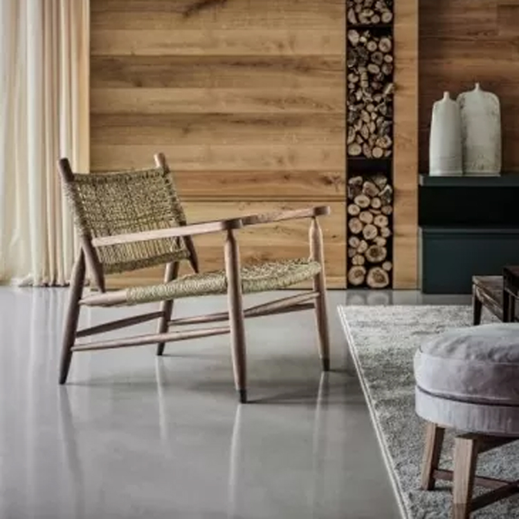 flexform tessa outdoor chair bruin met groen zijaanzicht in woonkamer