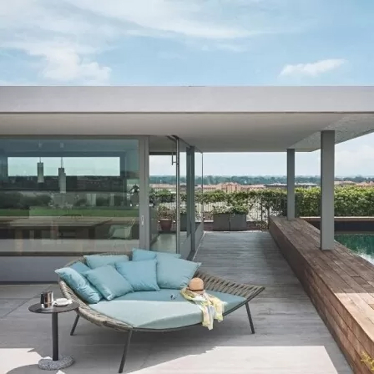loungestoel blauw op terras voorzijde