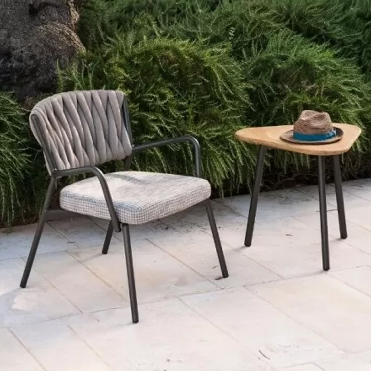 zwarte loungestoel roda piper stoffen rugleuning en zitvlak met houten bijzettafel